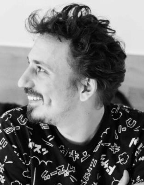 Black & white picture of the director Javier Yañez Sanz