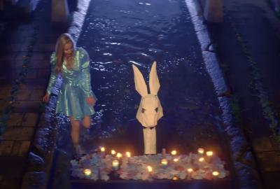 Alice reaches the white rabbit