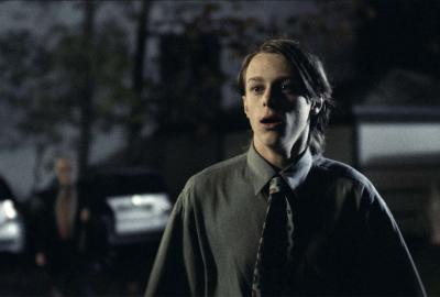 Velkommen til Paradis young man looking fearful